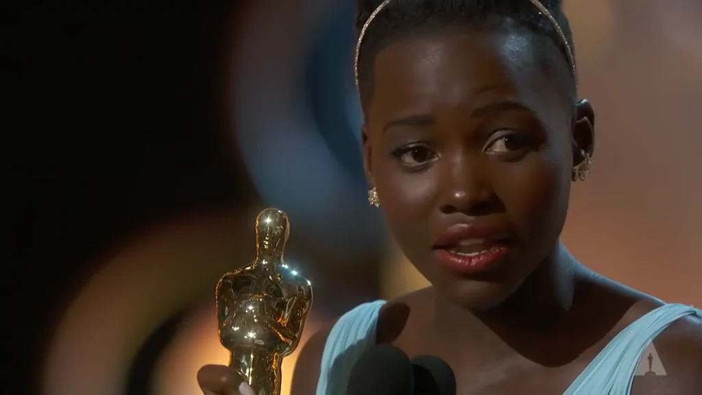 Lupita Nyong'o discursando logo após vencer o Oscar de Melhor Atriz Coadjuvante por '12 anos de Escravidão'