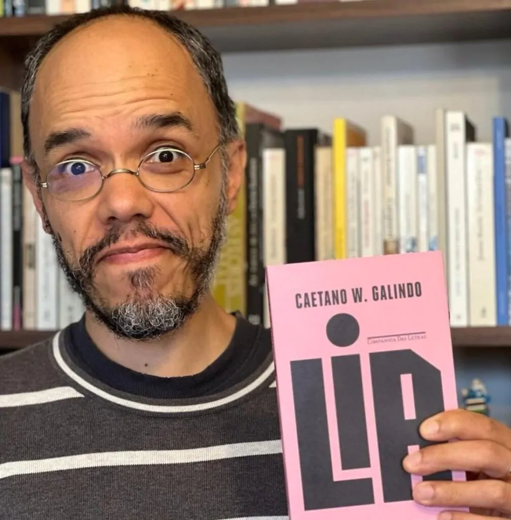 Caetano Galindo segurando seu livro Lia