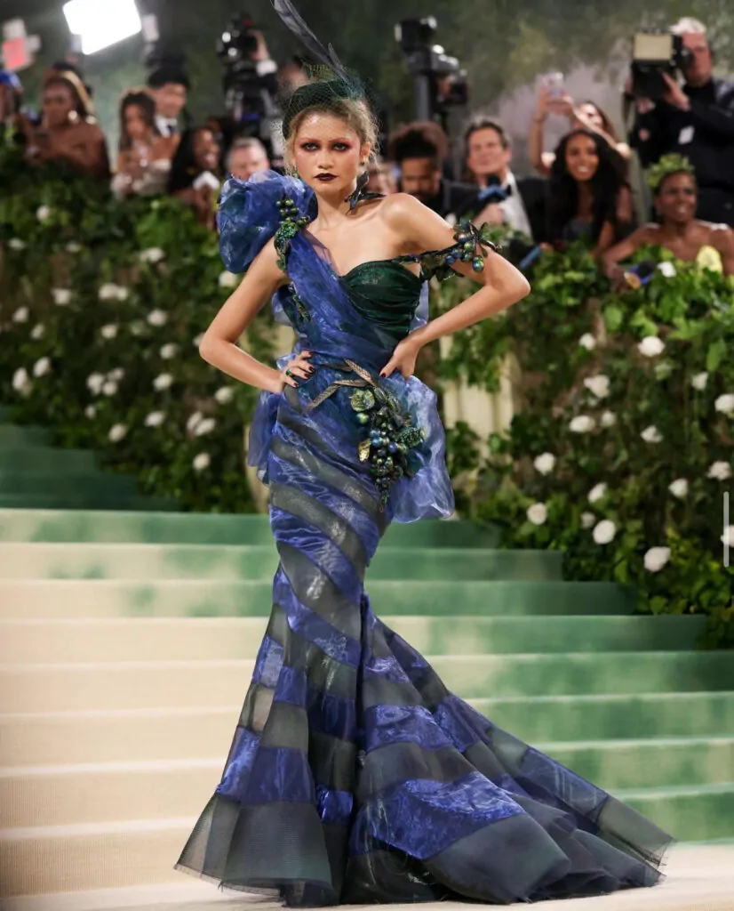 Zendaya posa para foto no Met