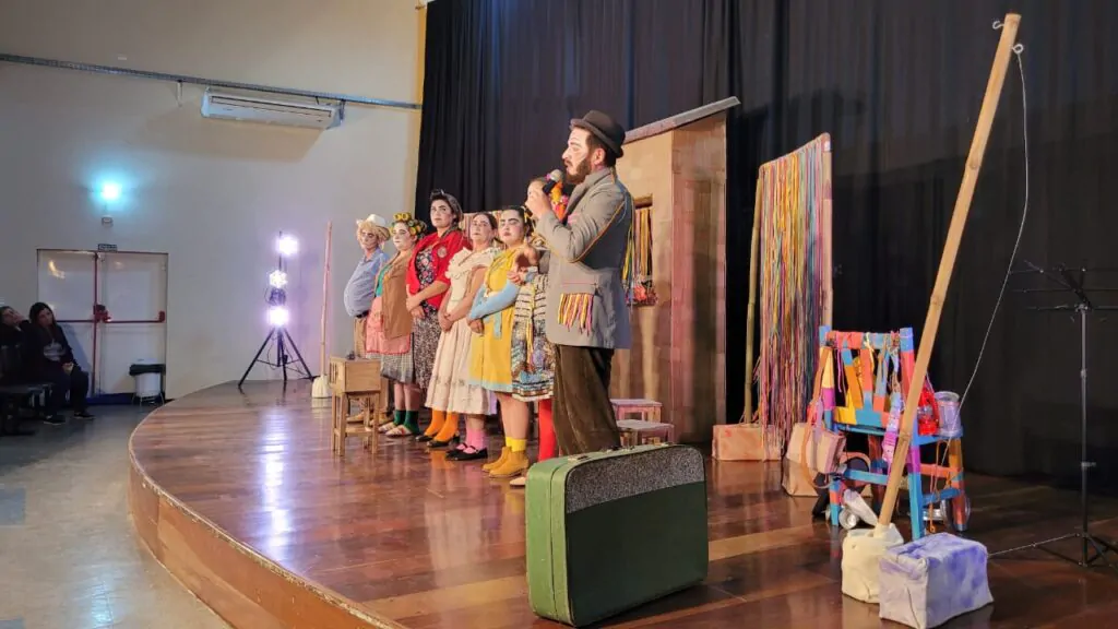 O ator fala ao final da peça no teatro