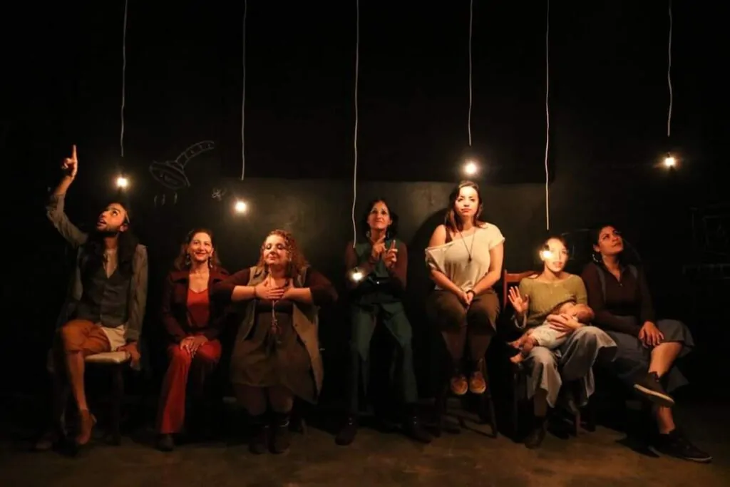 Diferentes mulheres sob a luz baixa no teatro