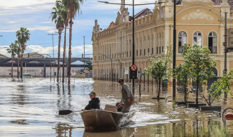 Moradores de Porto Alegre levam pessoas e mantimentos de barco