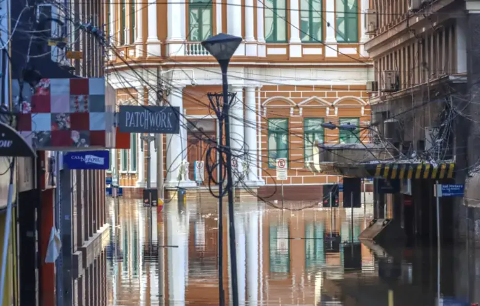 Rua de Porto Alegre alagada
