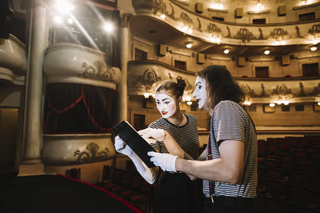Atores mímicos em teatro
