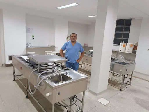 Imagem do professor José Eustáquio em seu laboratório de tanatopraxia