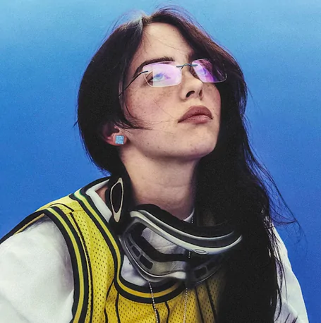 Billie Eilish posando em fundo azul