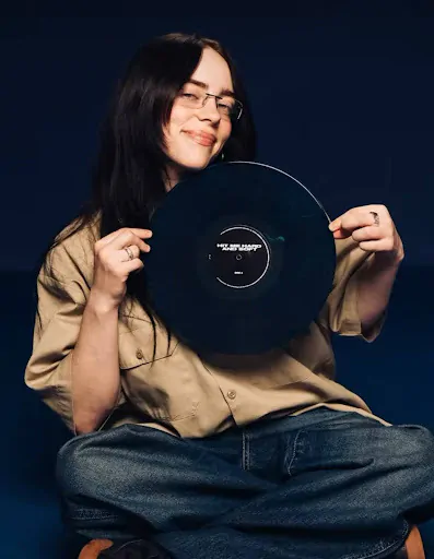 Billie Eilish com o disco de vinil de seu novo álbum