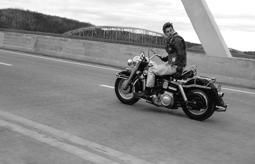 Fotografia de Austin Butler como Benny em sua motocicleta em Clube dos Vândalos 