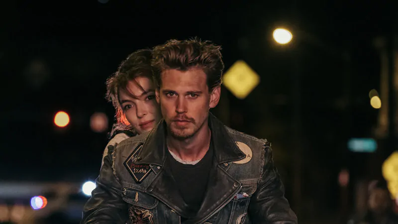 Kathy (Jodie Comer) e Benny (Austin Butler) andando de moto em 'Clube dos Vândalos'