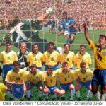 Montagem com jogadores que venceram o tetra na frente, e no fundo o Baggio perdendo o pênalti que deu a vitória ao Brasil