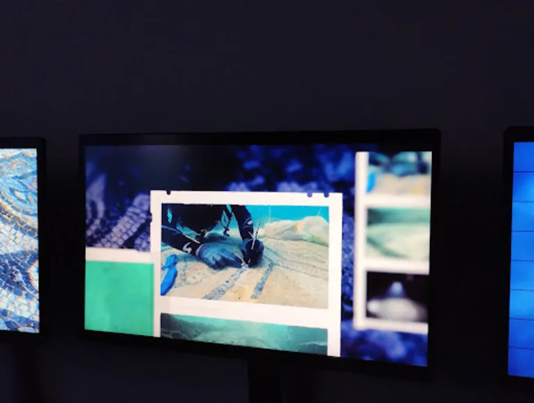 Foto com processo de produção da exposição sobre mosaicos da cidade de Baia