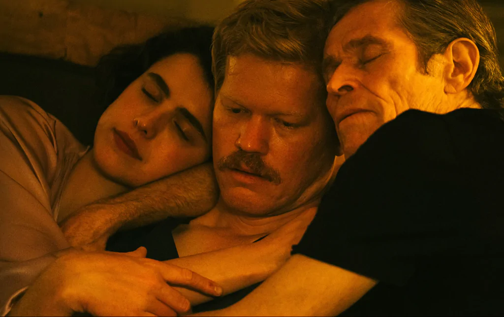 Margaret Qualley, Jesse Plemons e Willem Dafoe abraçados em 'Tipos de Gentileza'