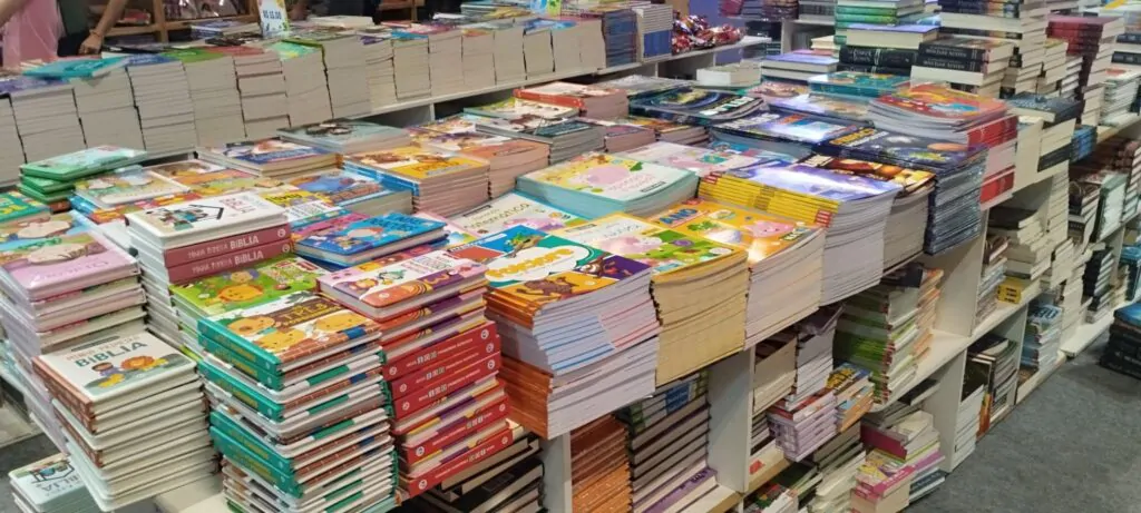 Livros empilhados no estande