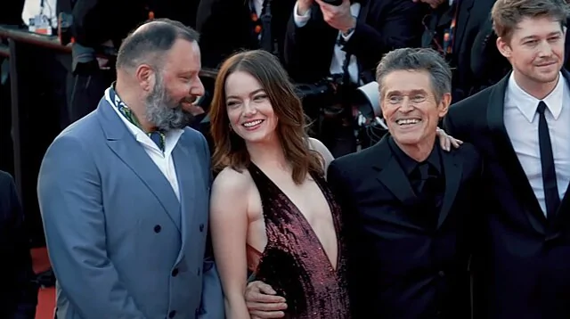 Yorgos Lanthimos, Emma Stone, Willem Dafoe e Joe Alwyn na exibição de 'Tipos de Gentileza' no Festival de Cannes 2024