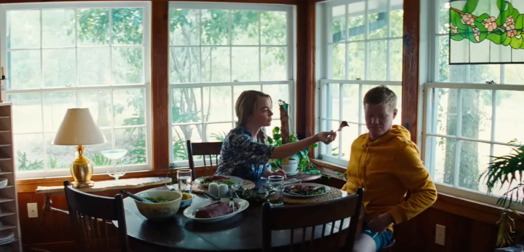 Emma Stone oferecendo comida a Jesse Plemons em 'Tipos de Gentileza'