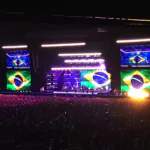 Bruno Mars no palco e a bandeira do Brasil em todos os telões