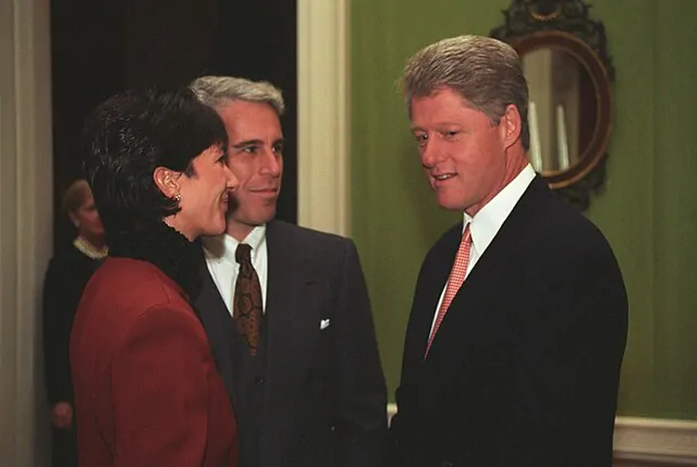 Da esquerda para direita: Maxwell, Epstein e Bill Clinton.