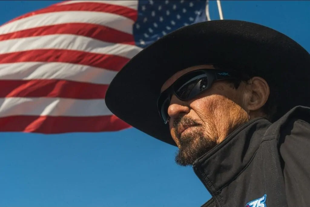 Richard Petty com a bandeira dos Estados Unidos ao fundo