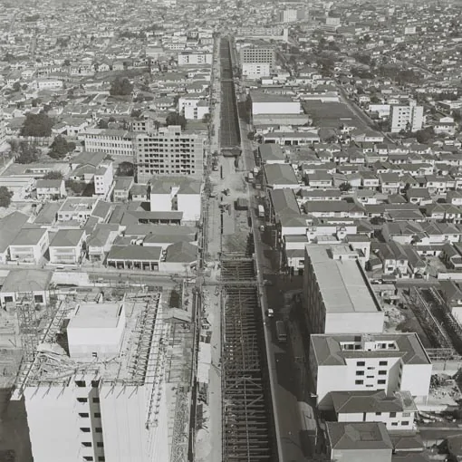 Avenida Jabaquara é aberta para construir os túneis do Metrô