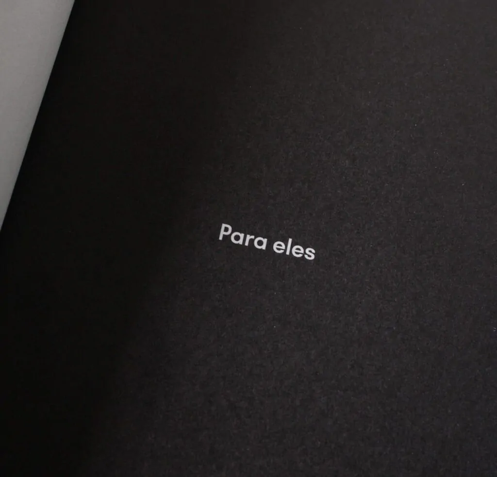 Página do livro com a frase "Para Eles'