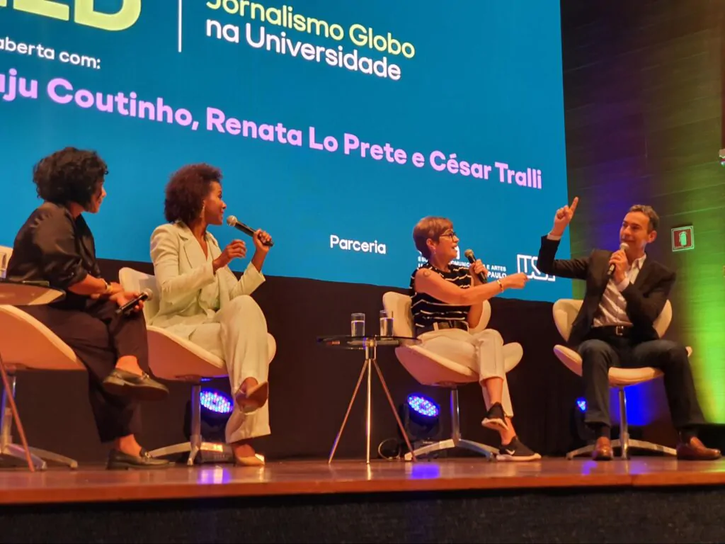 Foto em que os jornalistas César Tralli, Renata Lo Prete e Maria Júlia Coutinho, da Rede Globo, conversam com estudantes de comunicação