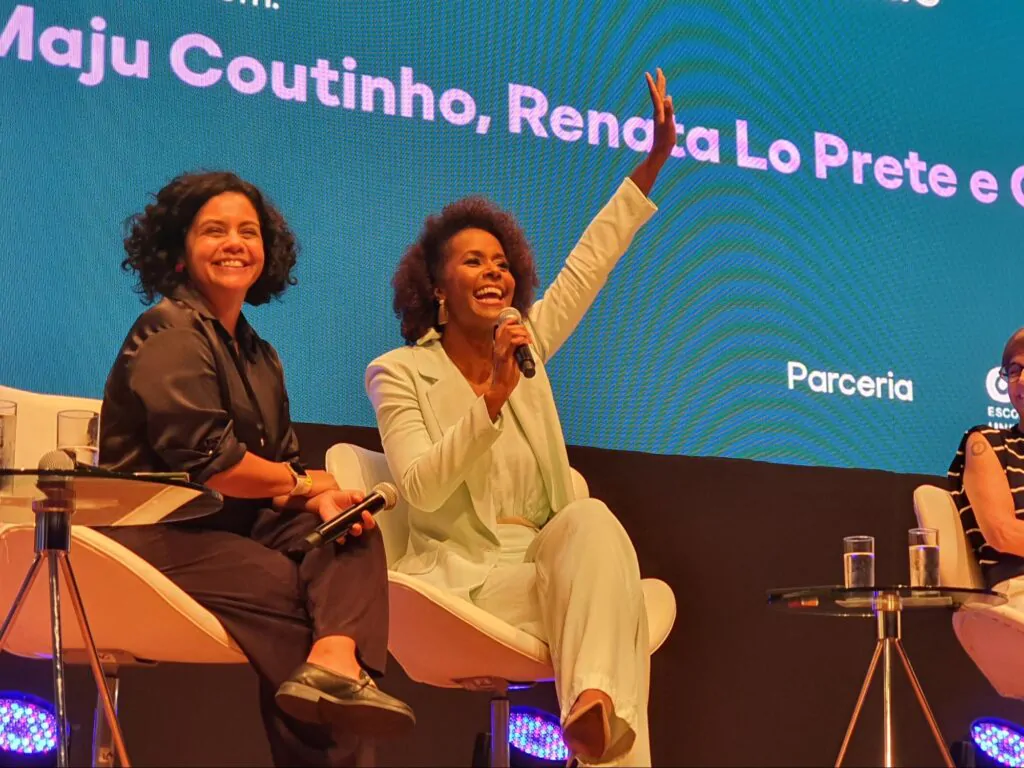 Foto da apresentadora do Fantástico, Maju Coutinho, sorrindo ao contar histórias e ensinamentos da profissão