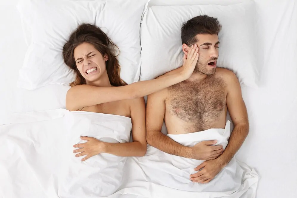 Imagem de um casal brigando na cama, ilustrando a mudança causada pela alteração de hormônios