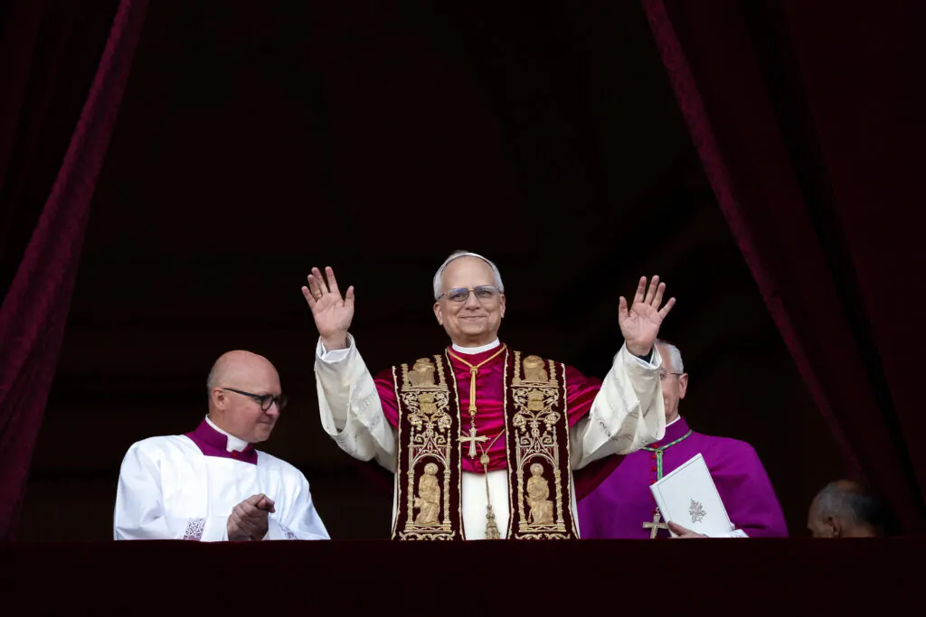 Papa Leão XIV é anunciado como novo pontífice da Igreja Católica.