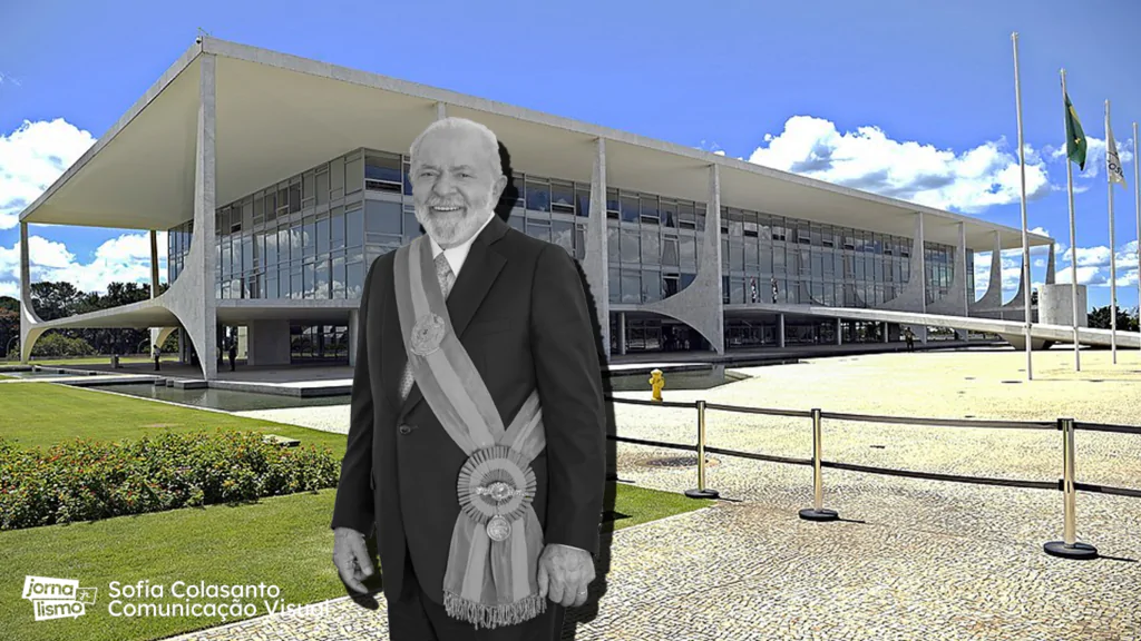 Imagem de um homem em preto e branco na frente do palácio do planalto
