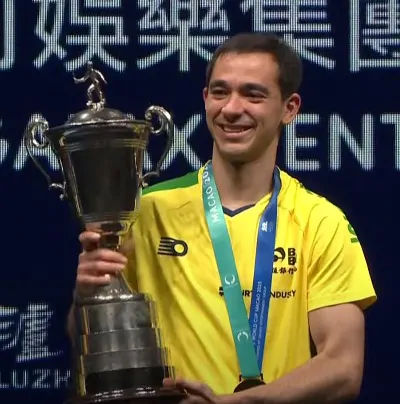 Hugo Calderano segura seu troféu de campeão mundial do Tênis de Mesa
