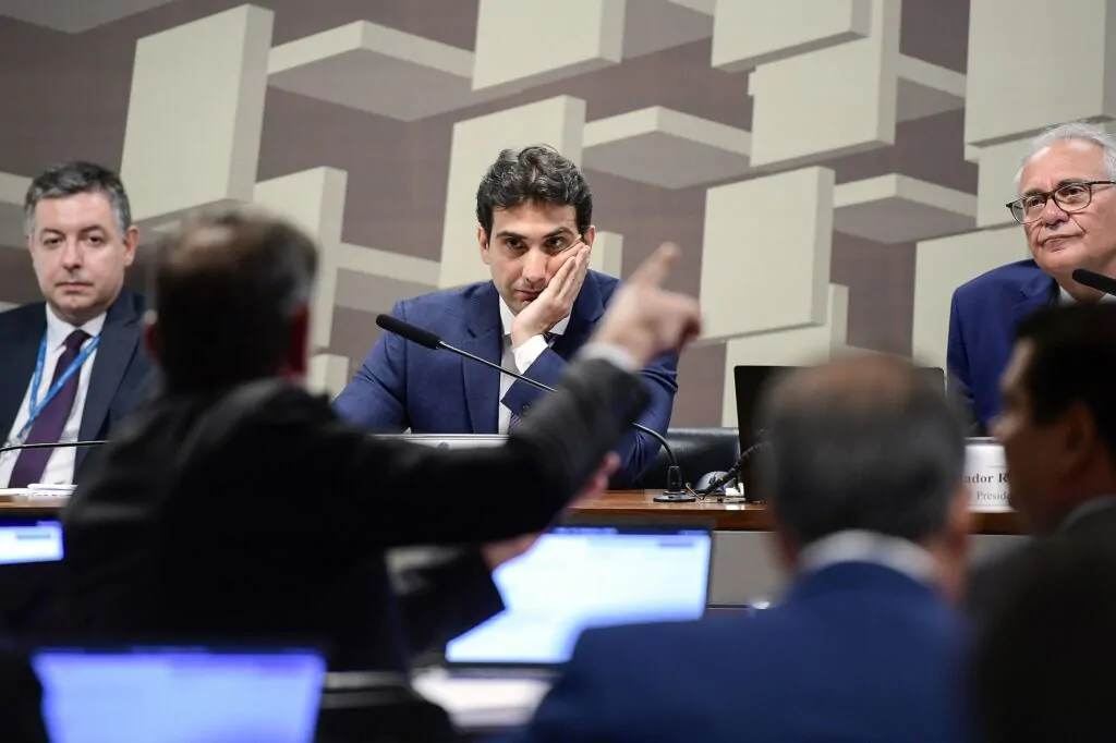 Presidente do Banco Central, Gabriel Galípolo, assiste debate na Comissão de Assuntos Econômicos (CAE).