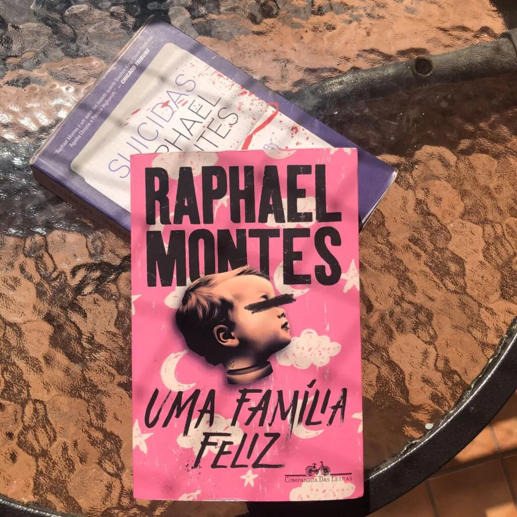 Livro "Uma família feliz" é visto sobre outra publicação do mesmo autor: "Suicidas"