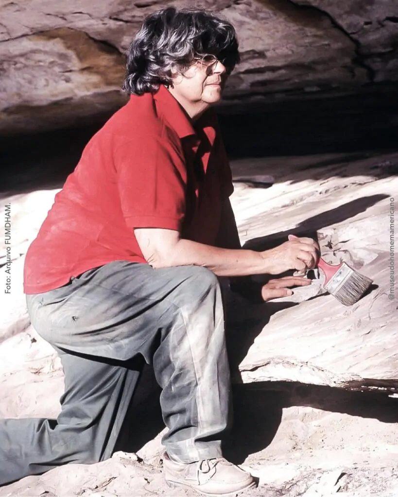 Niède Guidon em escavação em sítio arqueológico na Serra da Capivara