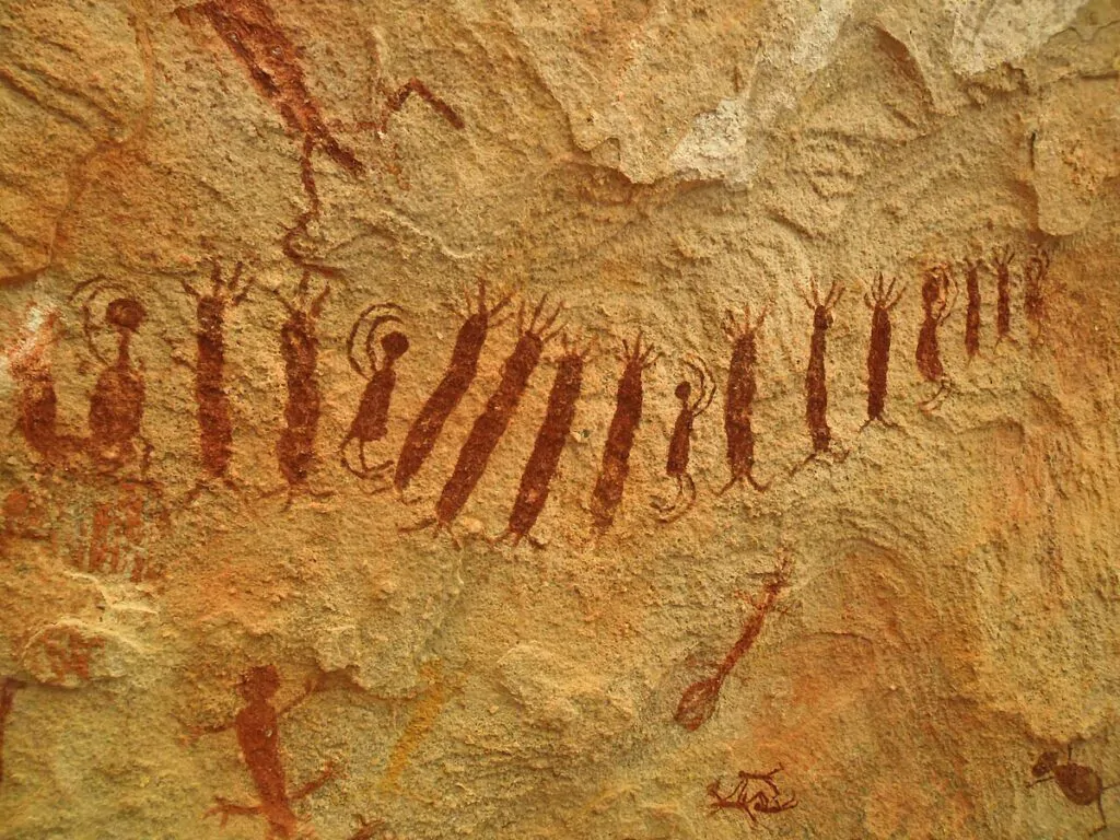 Pinturas rupestres em caverna na Serra da Capivara, no Parque criado com apoio de Niède