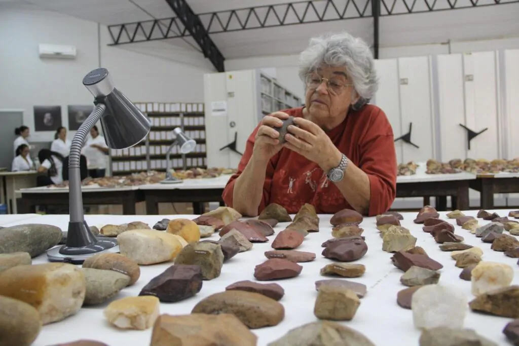 Niède, já na terceira idade, analisanod materiais arqueológicos em laboratório