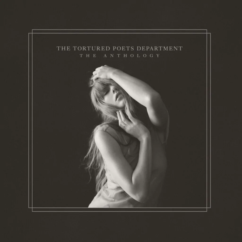 Cantora Taylor Swift aparece em preto e branco. Ela está levemente curvada para a esquerda, com as mãos no rosto e expressão de angústia. Em cima, está escrito "The Tortured Poets Department - The Anthology".