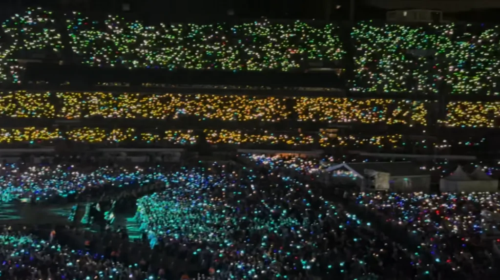 Luzes com as cores da bandeira do Brasil iluminaram show do Stray Kids no país