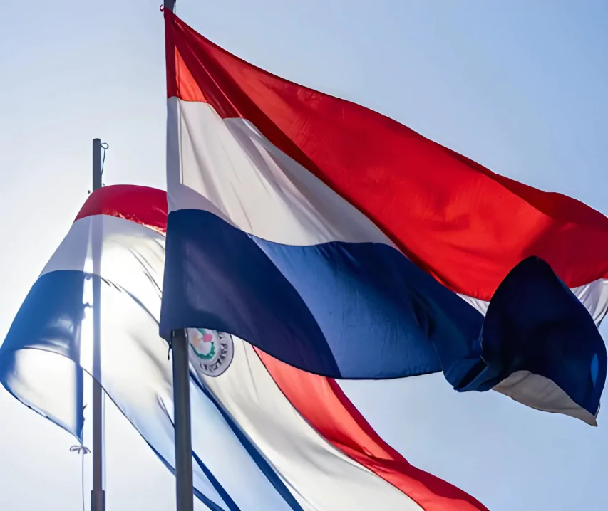 Imagem de duas bandeiras do paraguai ao vento