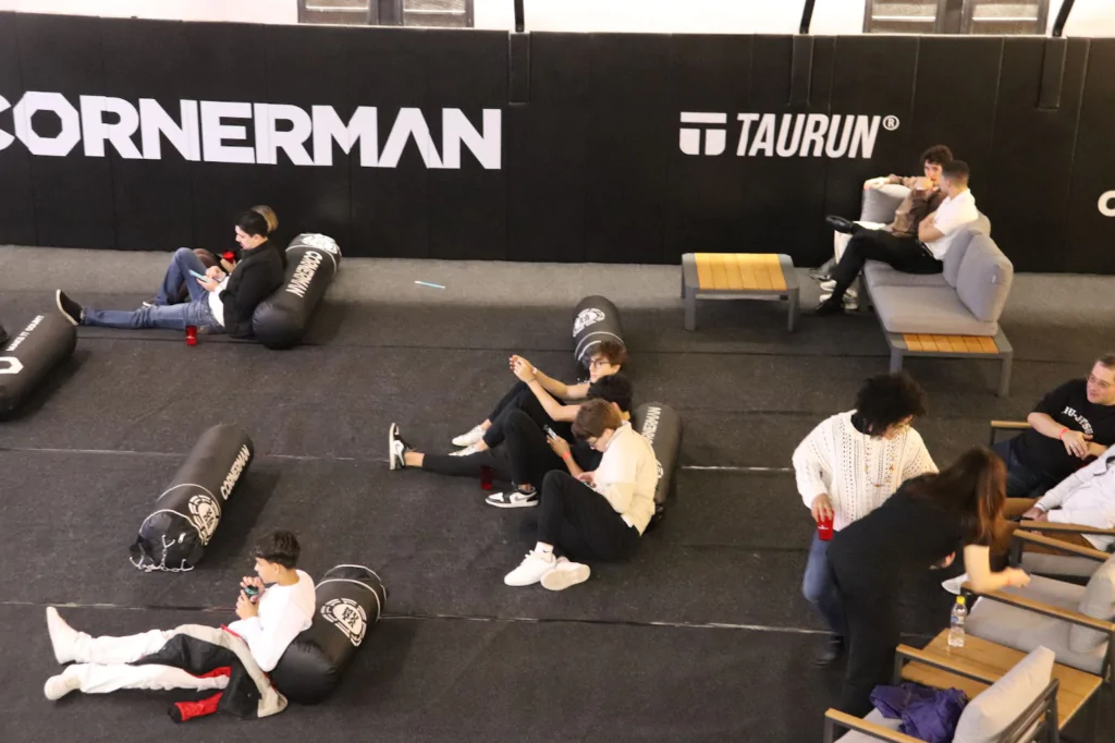 Público da Cornerman acompanha transmissão do UFC