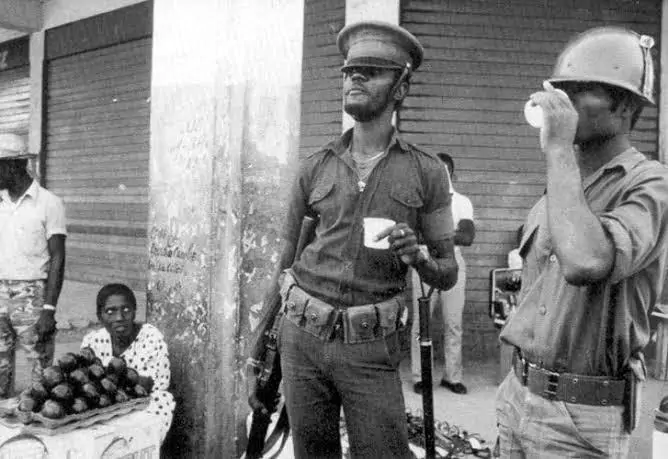 fotografia antiga em preto e branco de um soldado haitiano