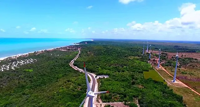 Parque de energia eólica próximo a cidade litorânea no Nordeste