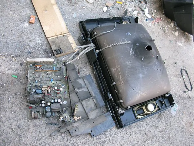 Peças de lixo eletrônico em chão de asfalto