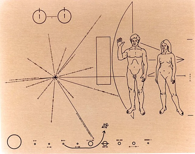Placa pioneira, rascunho inicial do disco de ouro, ilustrando um homem e uma mulher e linhas de espelho