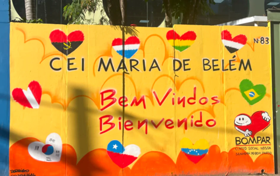 Diversas bandeiras pintadas em formatos de coração em um CEI, refletindo a solidariedade com culturas diversas