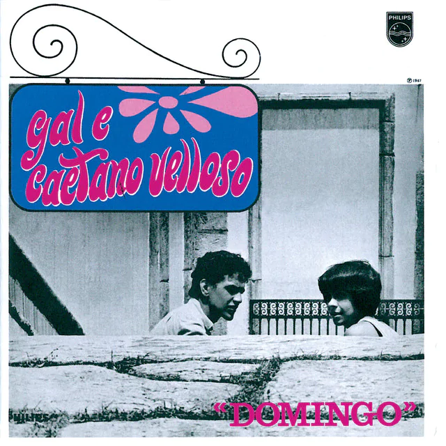 Capa de "Domingo", álbum de Gal e Caetano Veloso. Há uma fotografia em preto e branco dos cantores, com seus nome e o nome do álbum em rosa.