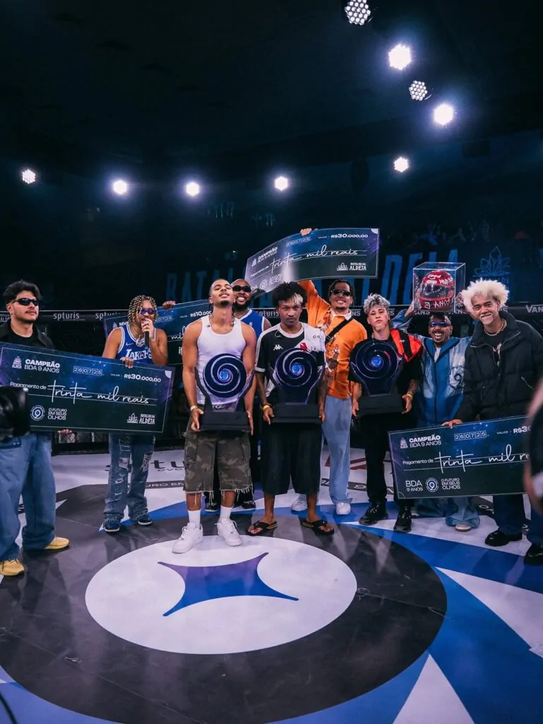 MC's sendo premiados após a Batalha da Aldeia