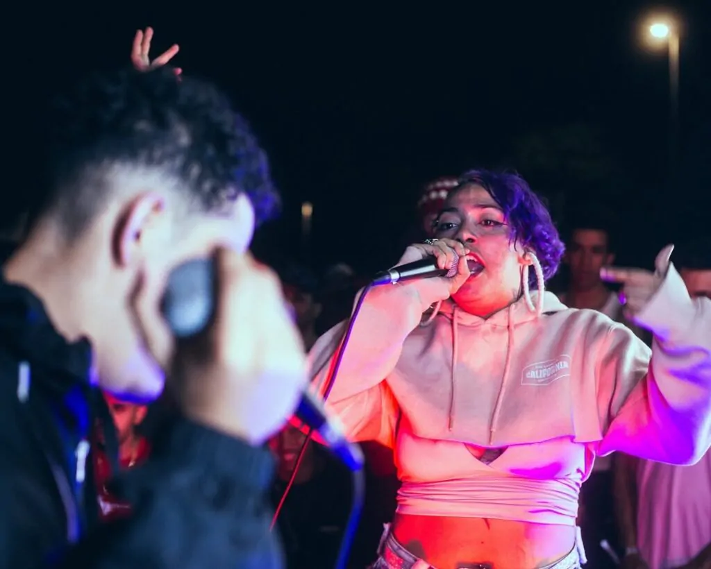 Artista se apresentando em uma batalha de rima