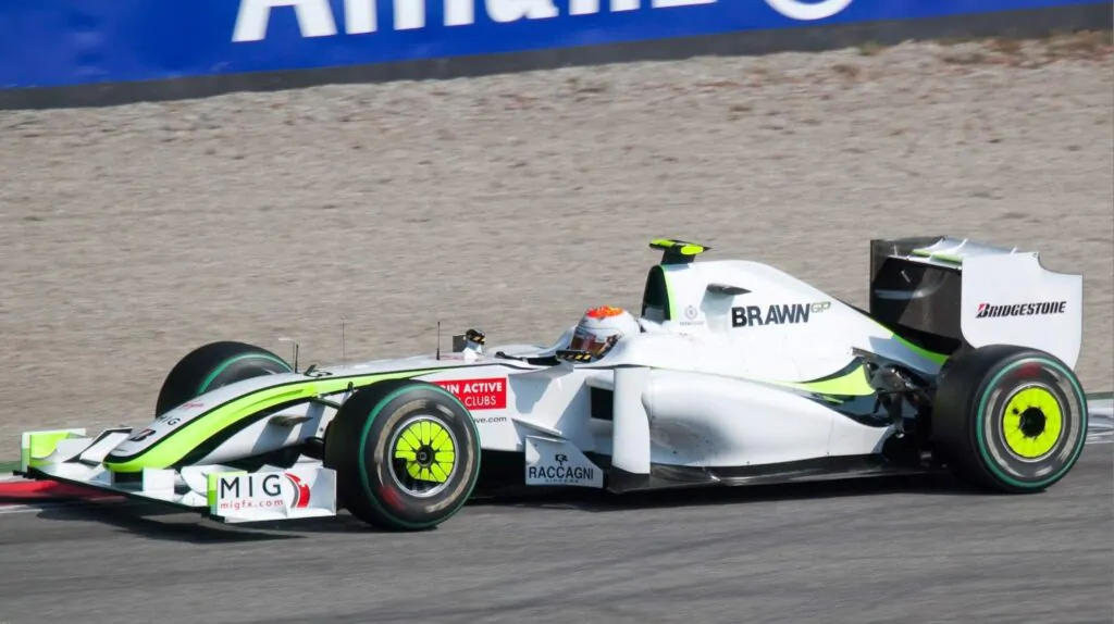 Rubinho pilotando um carro da equipe Brawn