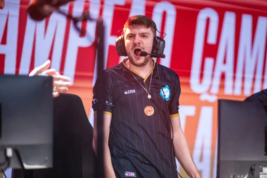 atleta de e-sports comemora vitória