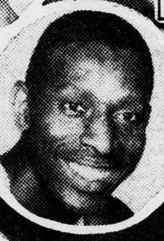 Foto em preto e branco de Earl Lloyd no time universitário